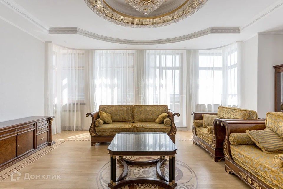 Продаётся 4-комнатная квартира, 201.4 м²