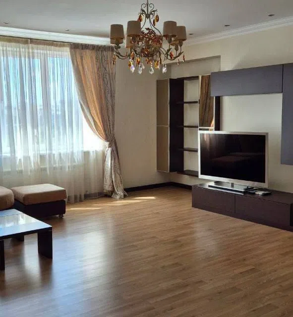 Сдаётся 4-комнатная квартира, 195 м²