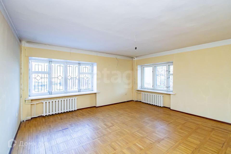Продаётся 3-комнатная квартира, 221.8 м²
