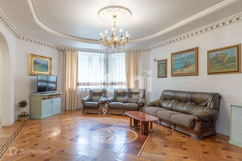 Продаётся 3-комнатная квартира, 158 м²