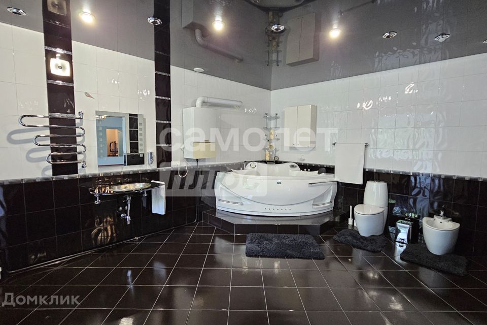 Продаётся 3-комнатная квартира, 132.7 м²
