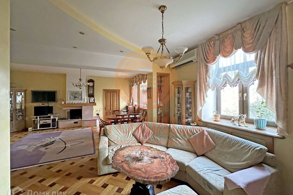 Сдаётся 5-комнатная квартира, 200 м²