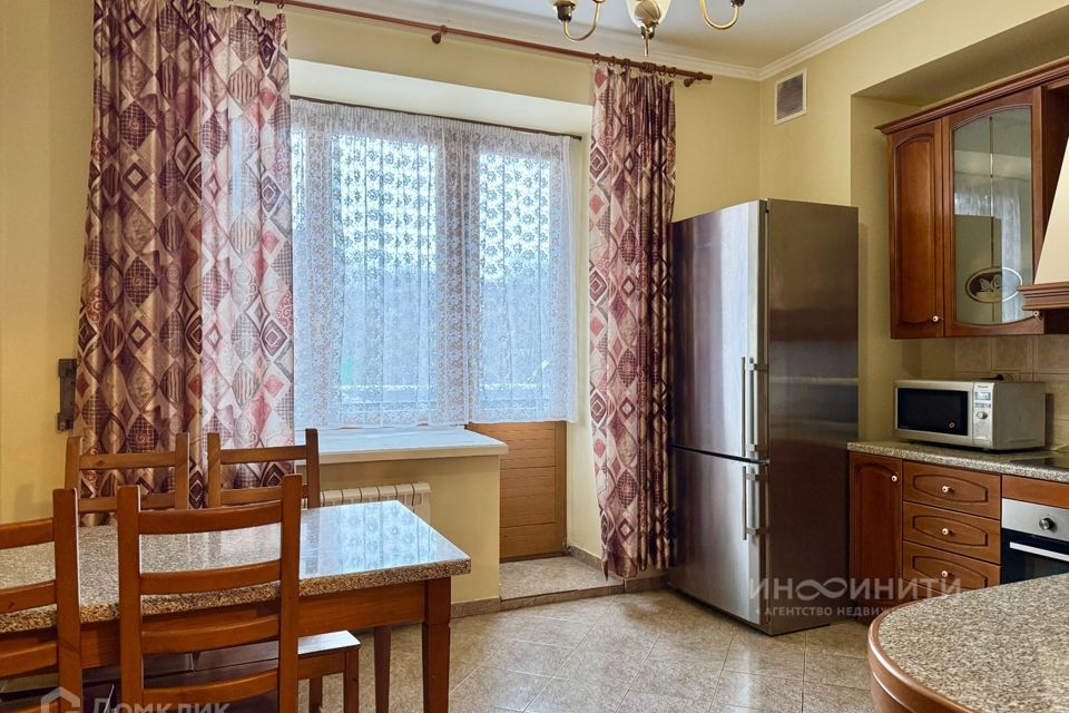 Продаётся 4-комнатная квартира, 147 м²