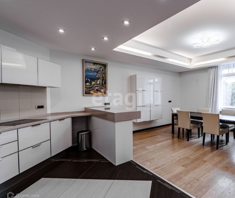 Продаётся 4-комнатная квартира, 222 м²