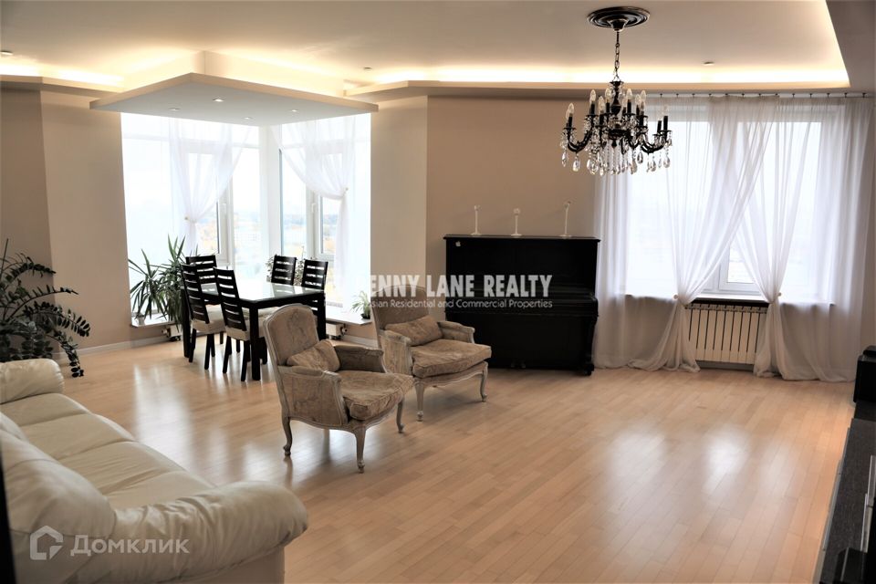 Продаётся 3-комнатная квартира, 140.4 м²