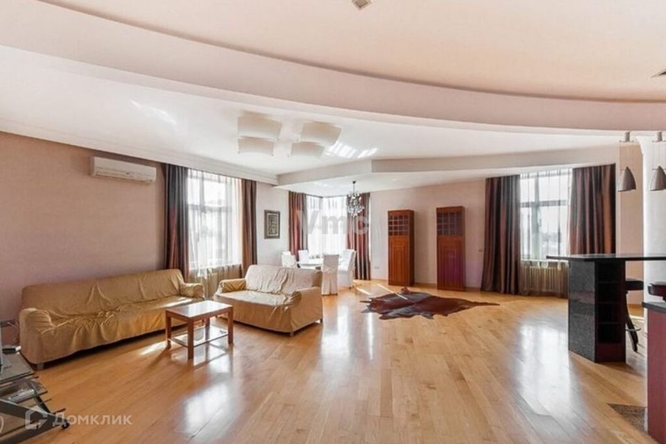 Сдаётся 4-комнатная квартира, 195 м²