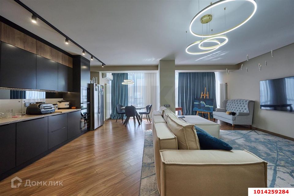 Продаётся 3-комнатная квартира, 132 м²