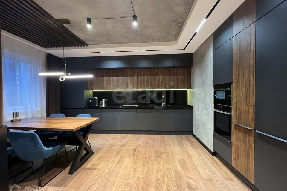 Продаётся 3-комнатная квартира, 107 м²
