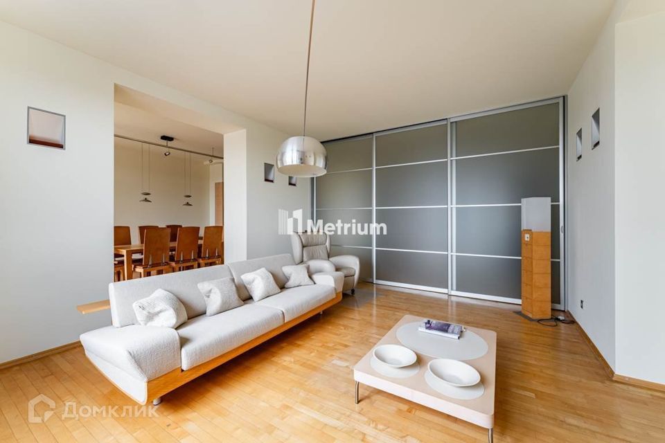 Продаётся 4-комнатная квартира, 142 м²