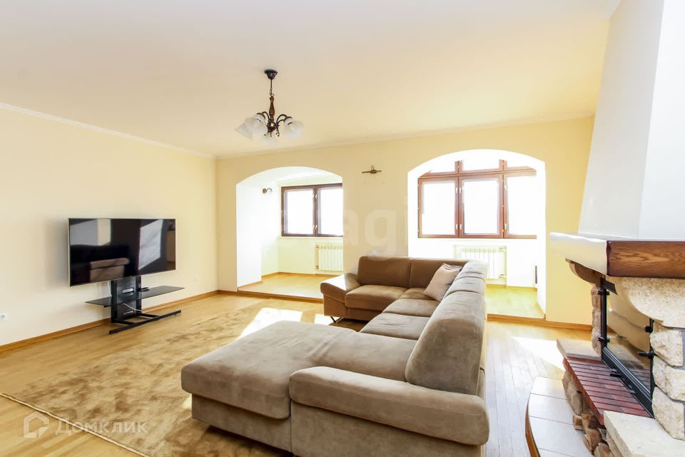 Продаётся 4-комнатная квартира, 210.3 м²