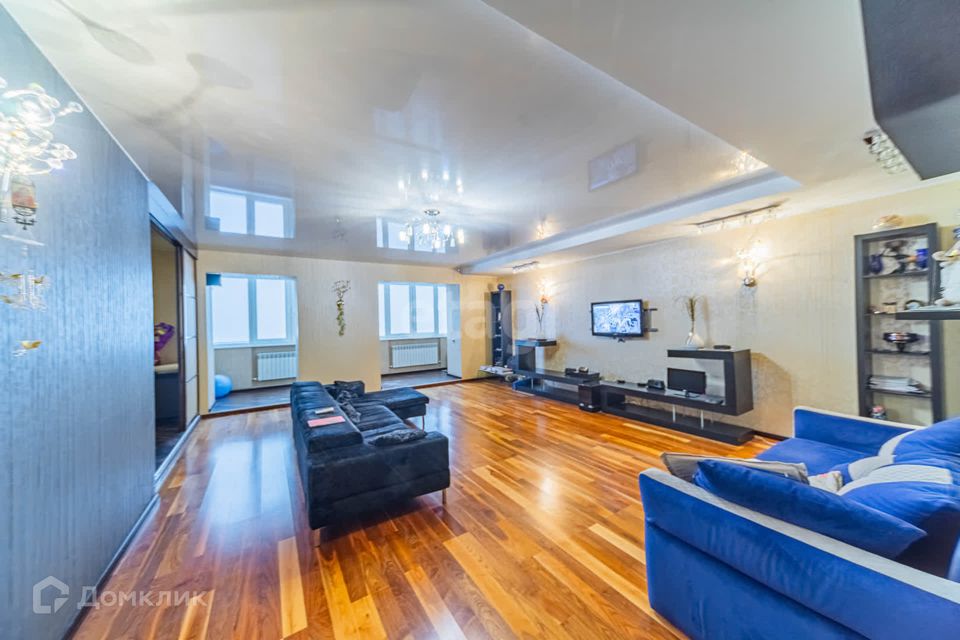 Продаётся 4-комнатная квартира, 240 м²