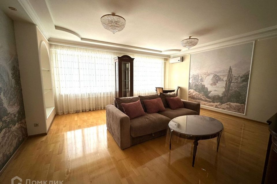 Сдаётся 2-комнатная квартира, 81.1 м²