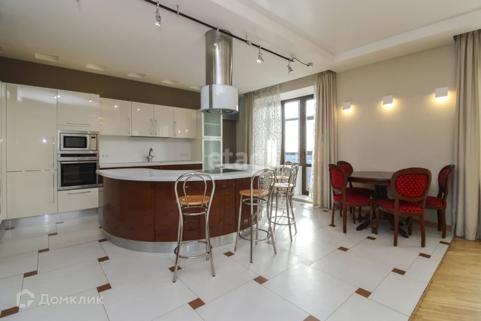 Продаётся 3-комнатная квартира, 175 м²