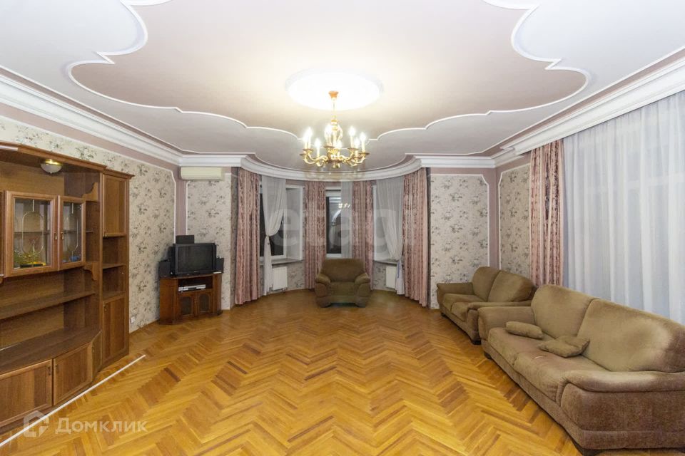 Продаётся 5-комнатная квартира, 238.6 м²