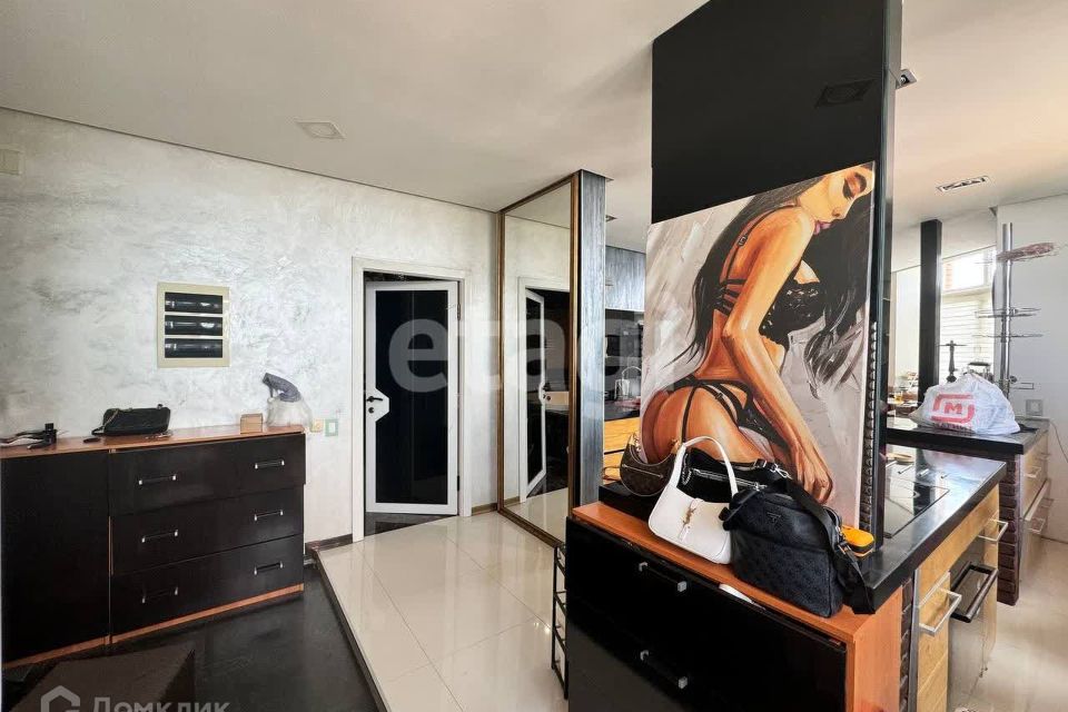 Продаётся 3-комнатная квартира, 207 м²