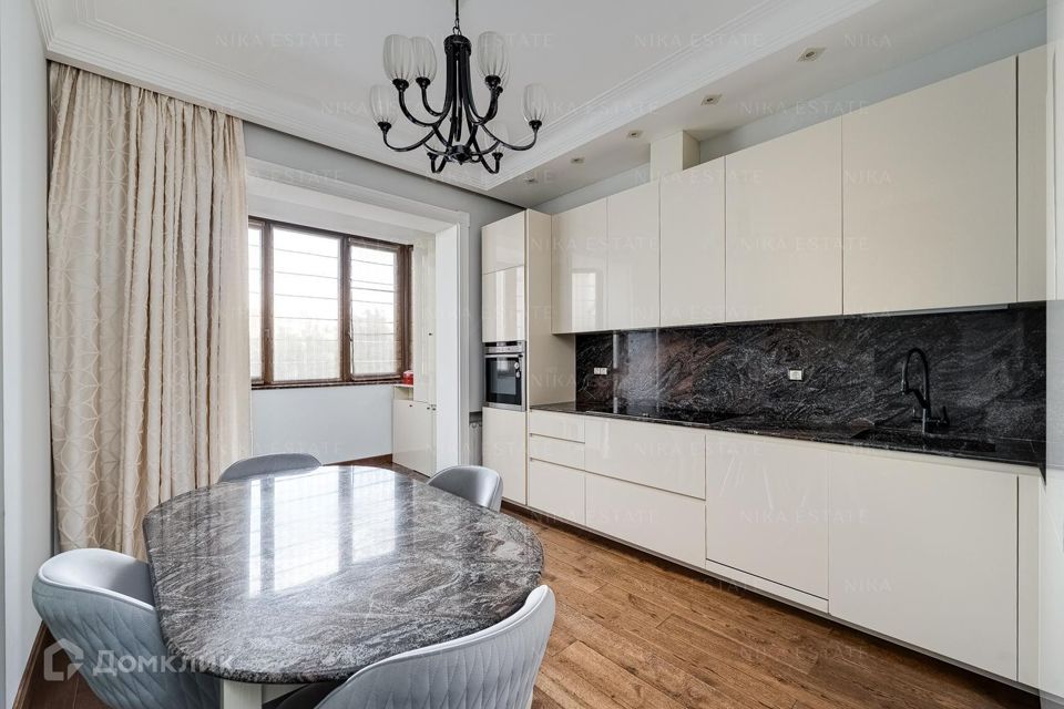 Продаётся 4-комнатная квартира, 120 м²