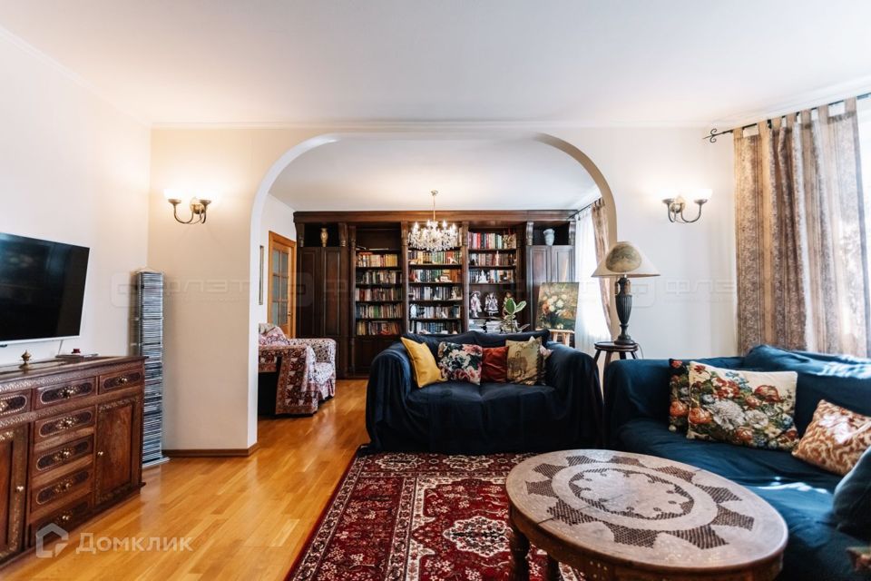 Продаётся 4-комнатная квартира, 236.5 м²