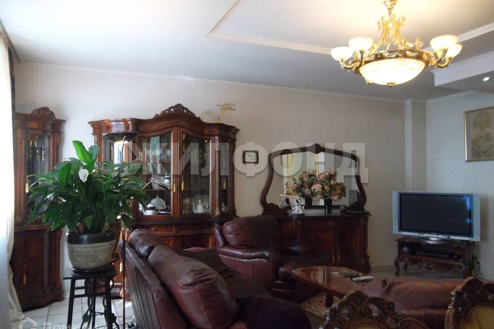Продаётся 5-комнатная квартира, 275 м²