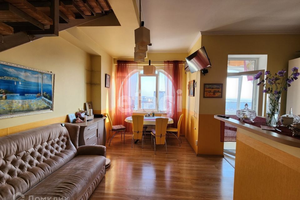 Продаётся 3-комнатная квартира, 111.7 м²