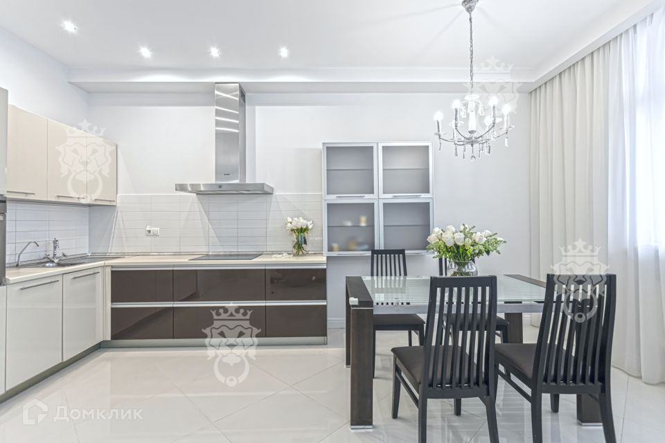 Сдаётся 3-комнатная квартира, 133 м²