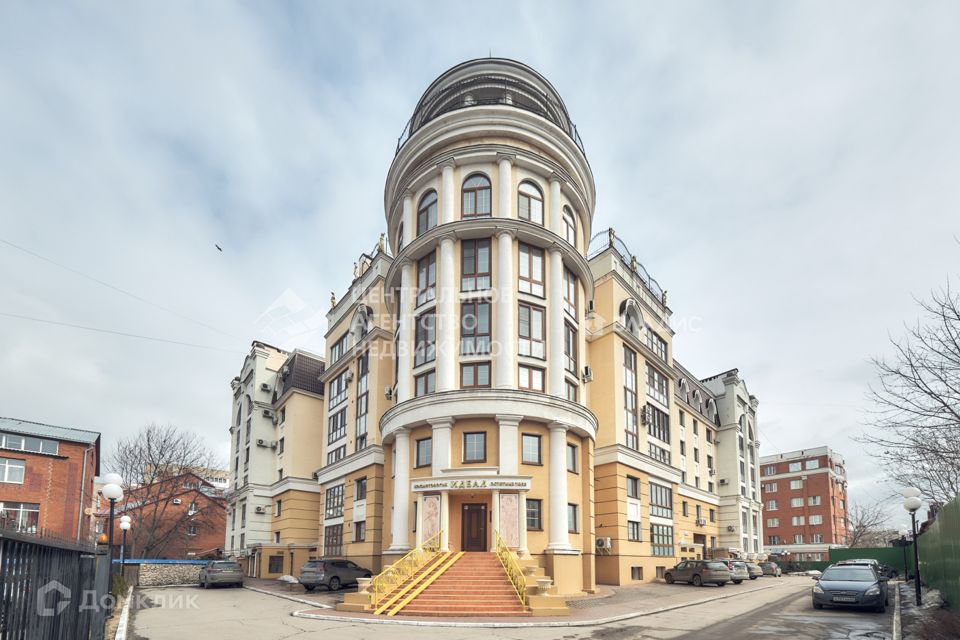 Продаётся 3-комнатная квартира, 184.6 м²