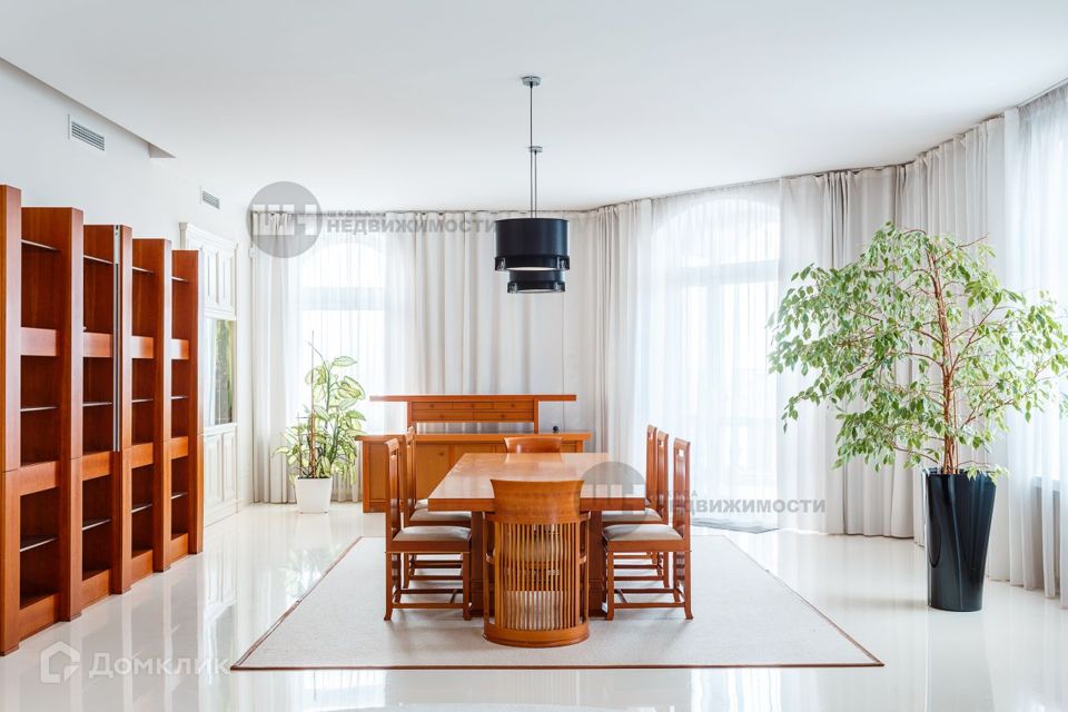 Продаётся 3-комнатная квартира, 340 м²