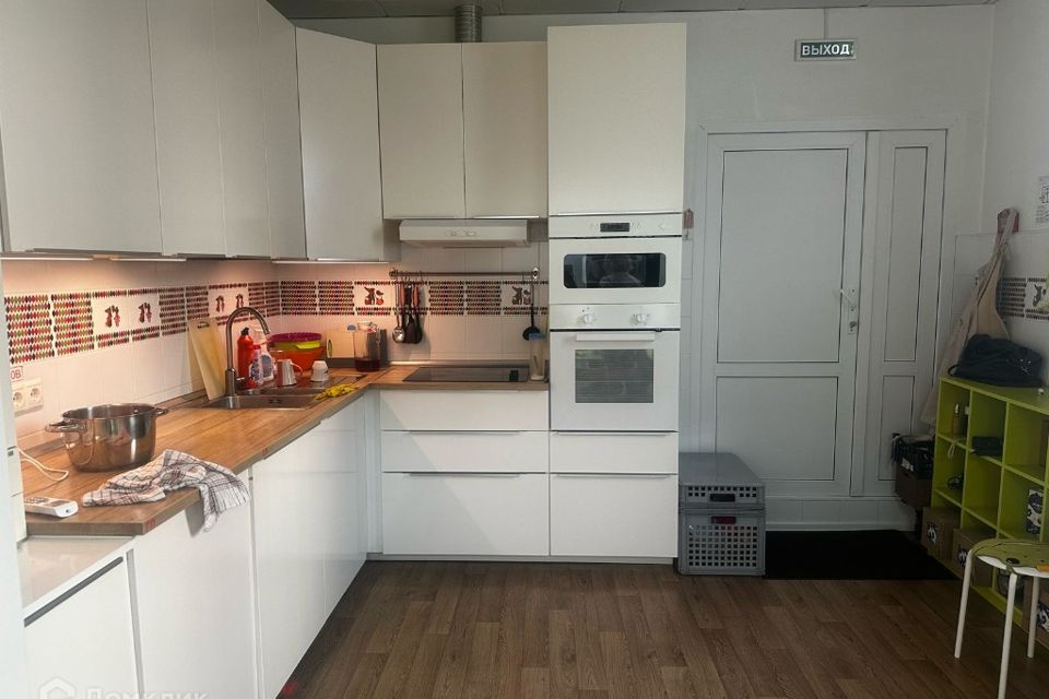 Продаётся 4-комнатная квартира, 140.7 м²