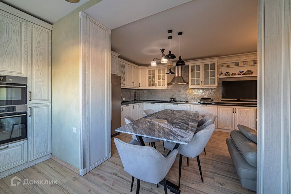 Продаётся 3-комнатная квартира, 157 м²