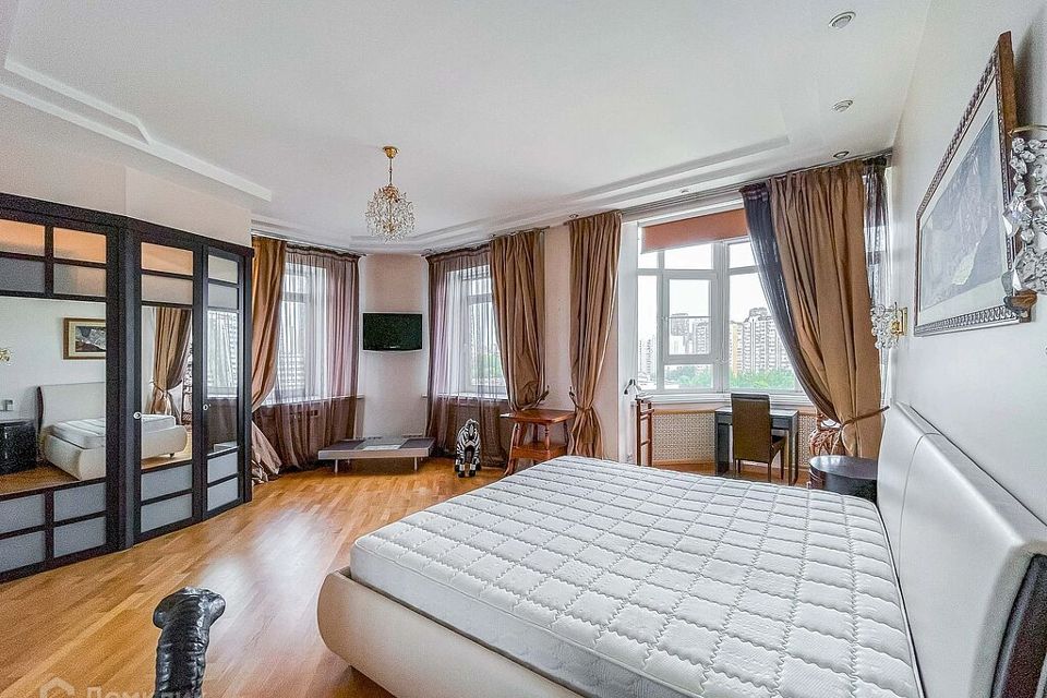 Продаётся 3-комнатная квартира, 131 м²