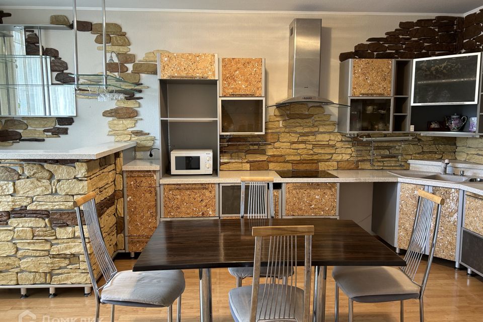Продаётся 3-комнатная квартира, 118 м²