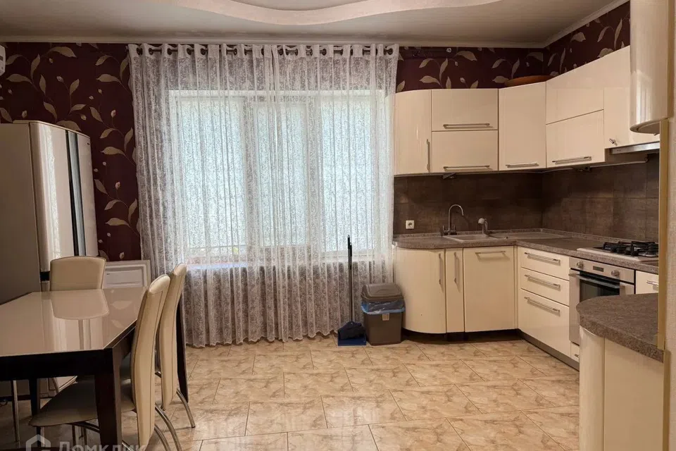 Сдаётся 2-этажный дом, 250.4 м²