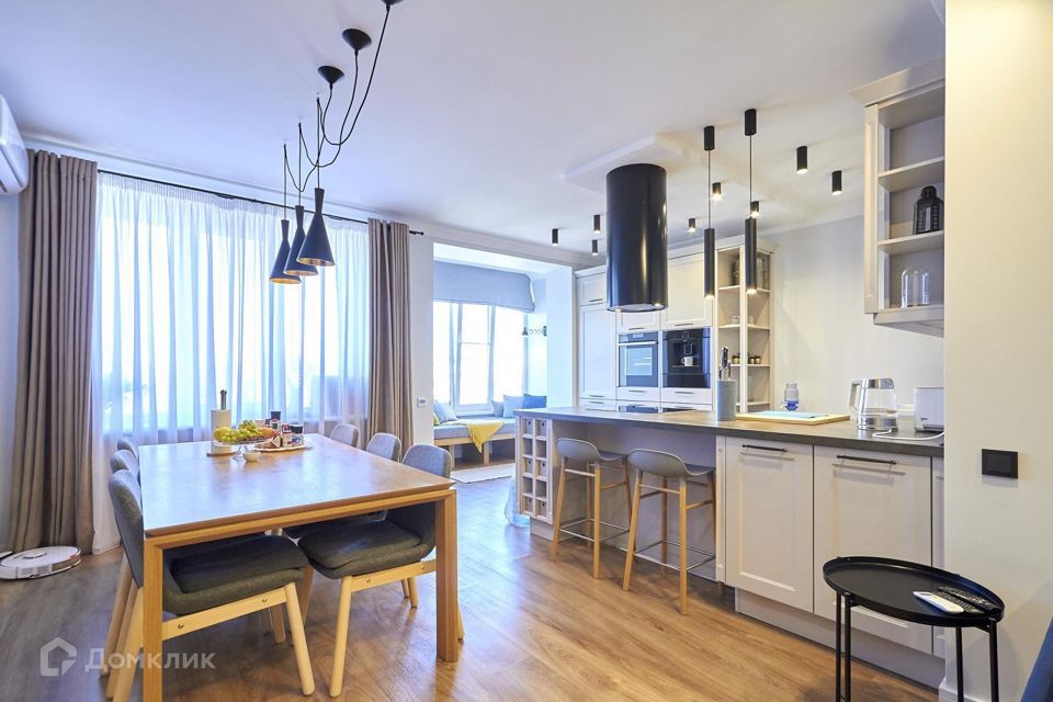 Продаётся 4-комнатная квартира, 132 м²