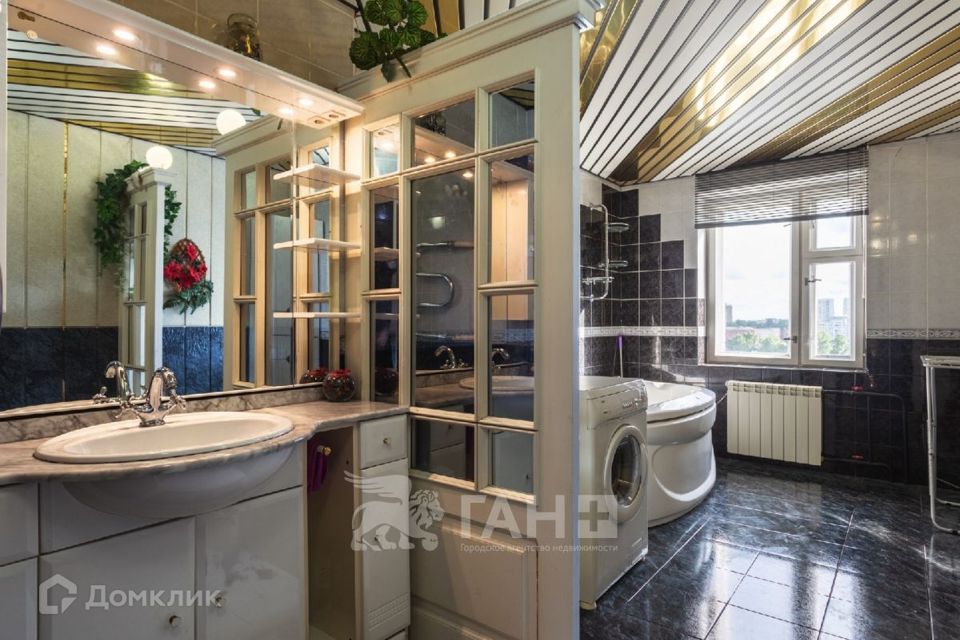 Продаётся 4-комнатная квартира, 138.4 м²