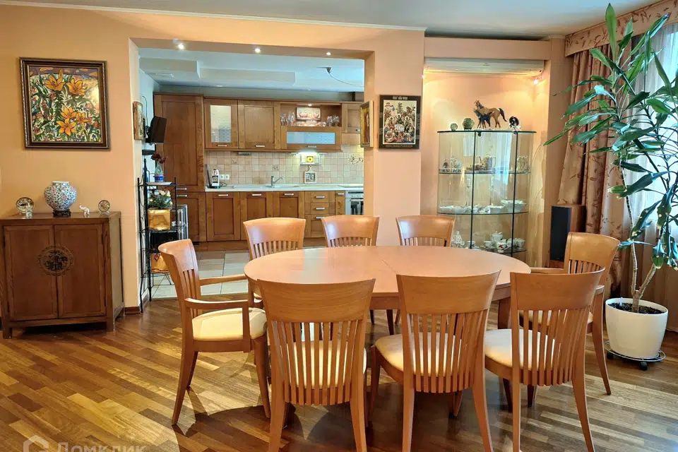 Продаётся 4-комнатная квартира, 155.6 м²