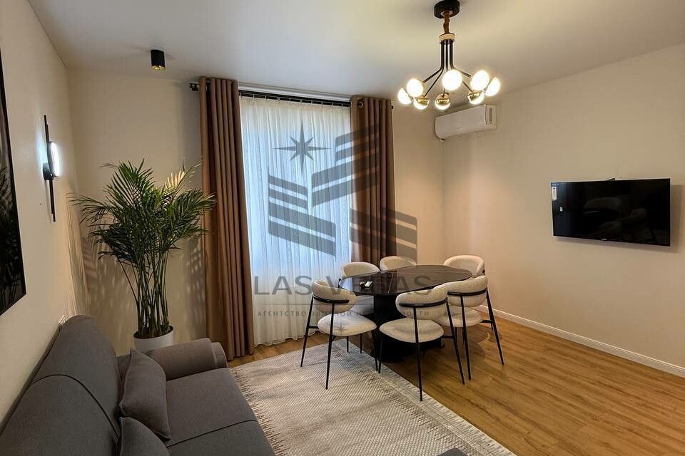 Сдаётся 2-комнатная квартира, 81 м²