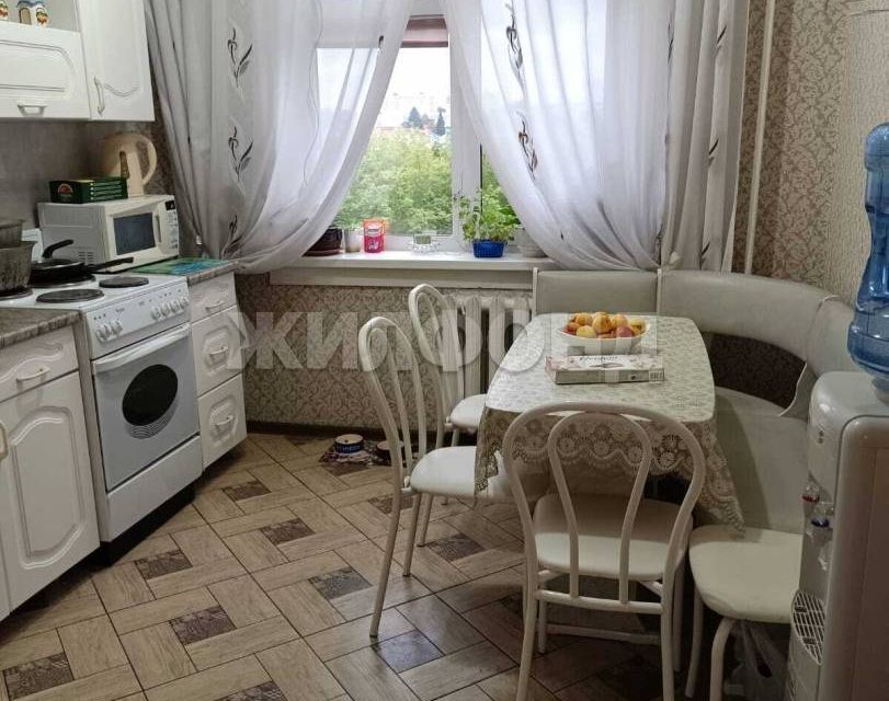 Продаётся 3-комнатная квартира, 65.5 м²