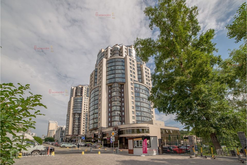 Продаётся 4-комнатная квартира, 187 м²