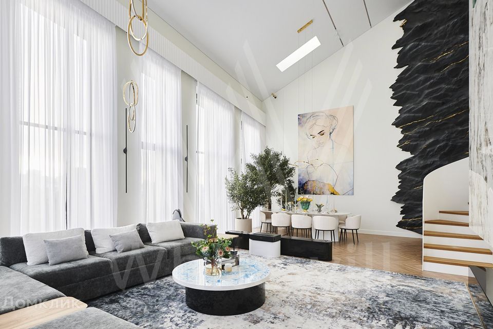 Продаётся 4-комнатная квартира, 245 м²