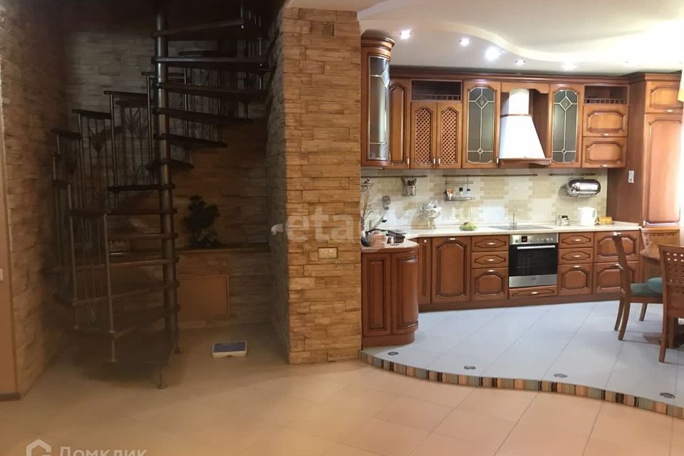 Продаётся 3-комнатная квартира, 160 м²