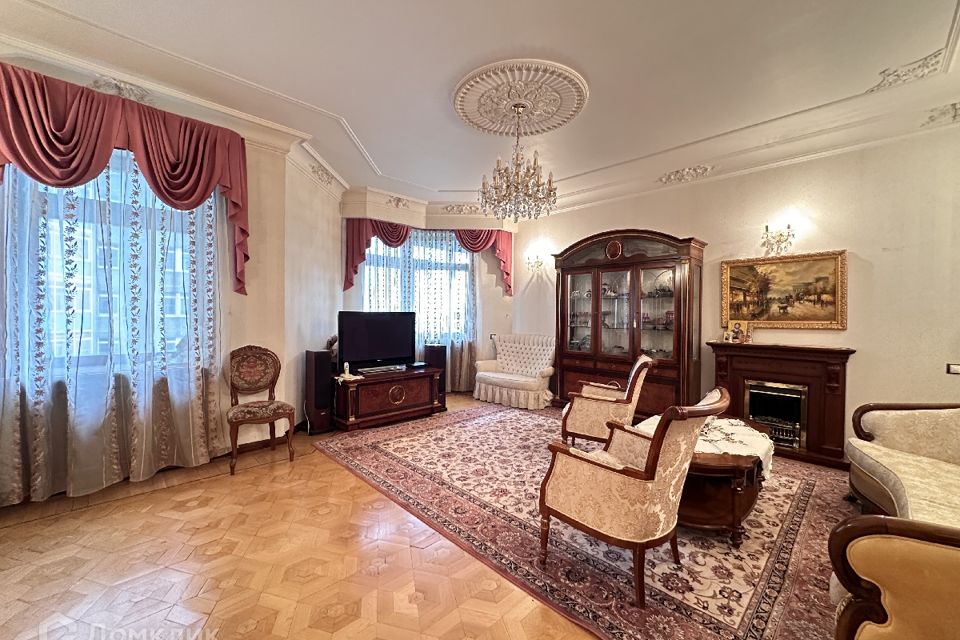 Продаётся 4-комнатная квартира, 135 м²