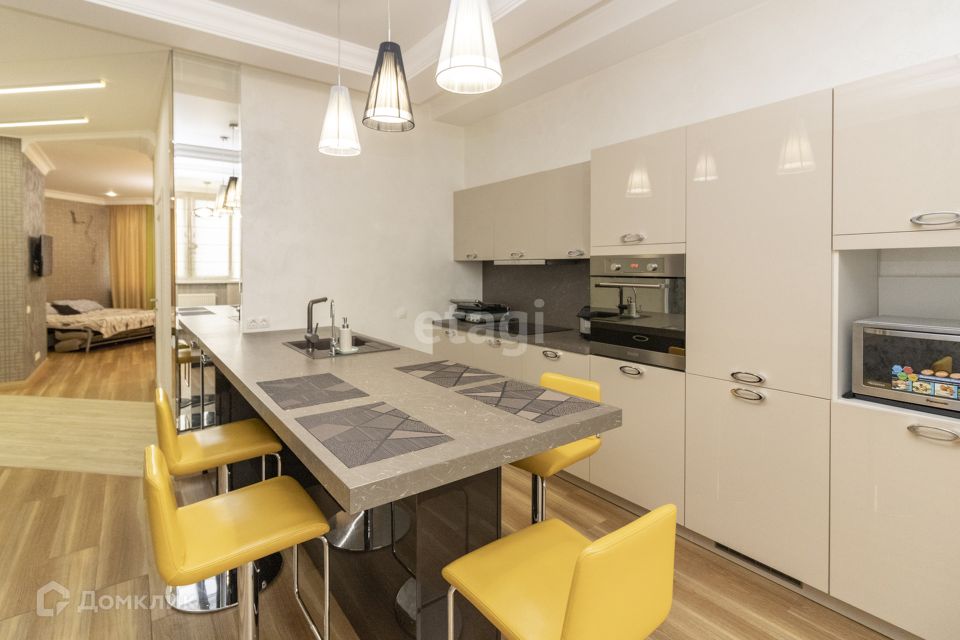 Продаётся 1-комнатная квартира, 62 м²