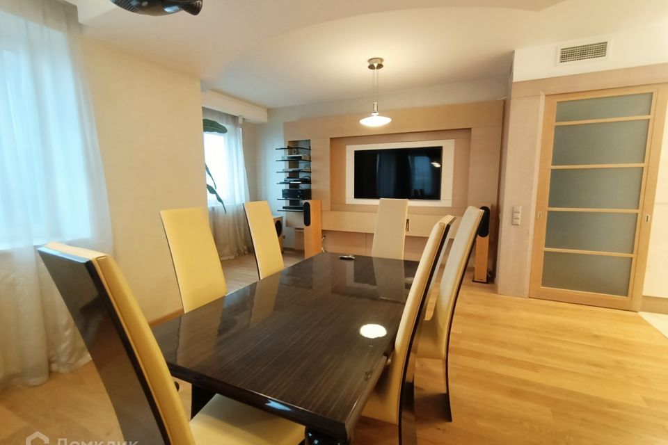 Продаётся 4-комнатная квартира, 180 м²