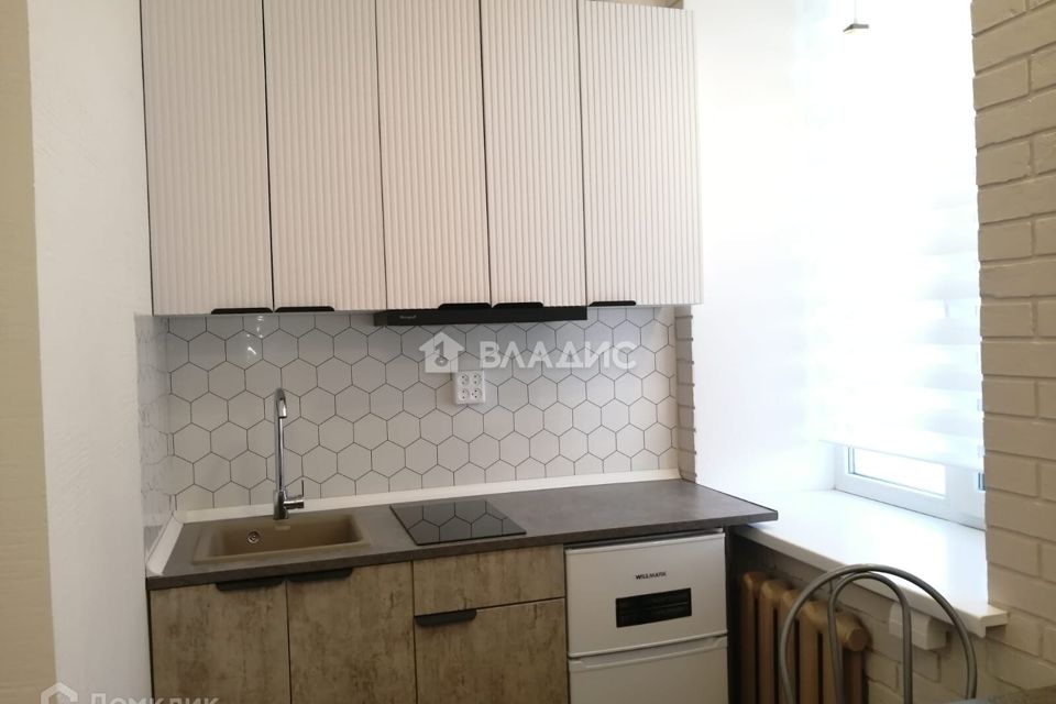 Продаётся комната в 8-комн. квартире, 120 м²