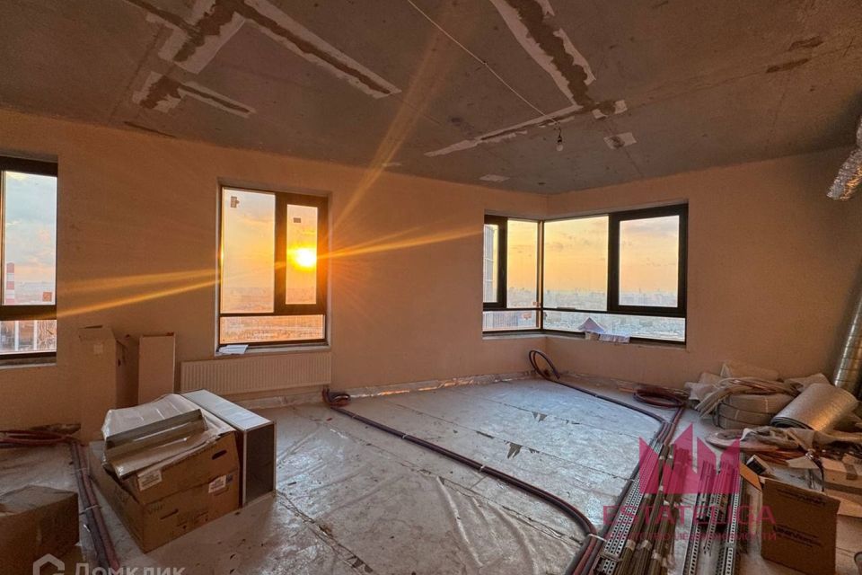 Продаётся 4-комнатная квартира, 206 м²
