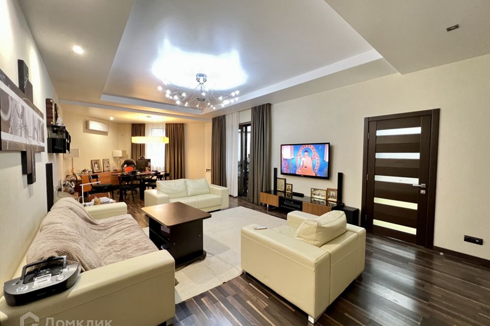 Продаётся 3-комнатная квартира, 140 м²