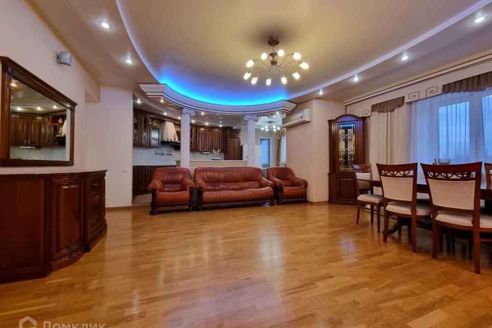 Продаётся 3-комнатная квартира, 162 м²