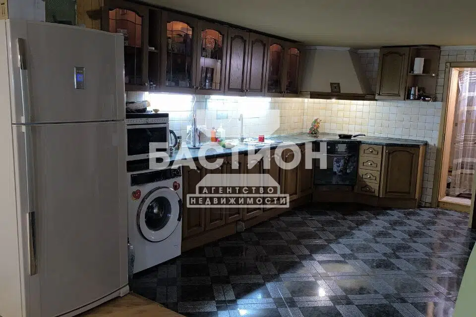 Продаётся 3-этажный дом, 260 м²