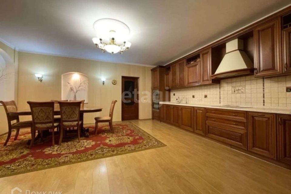 Продаётся 4-комнатная квартира, 145 м²