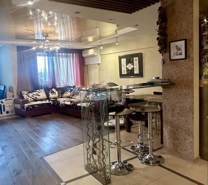 Продаётся 3-комнатная квартира, 137.9 м²