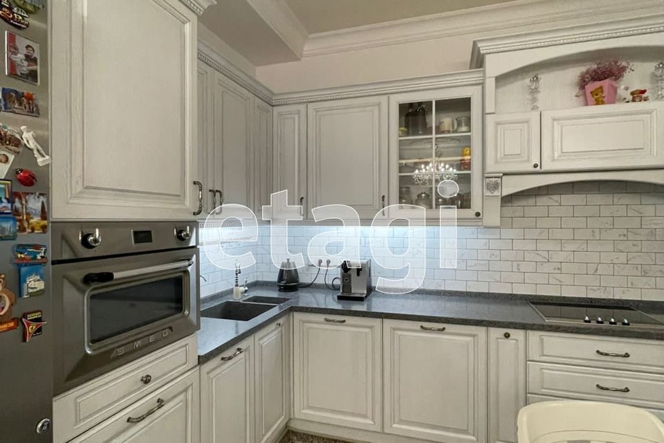 Продаётся 4-комнатная квартира, 140 м²